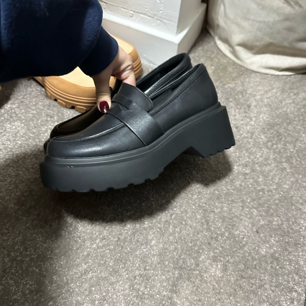 Women’s shoes, size 7.5